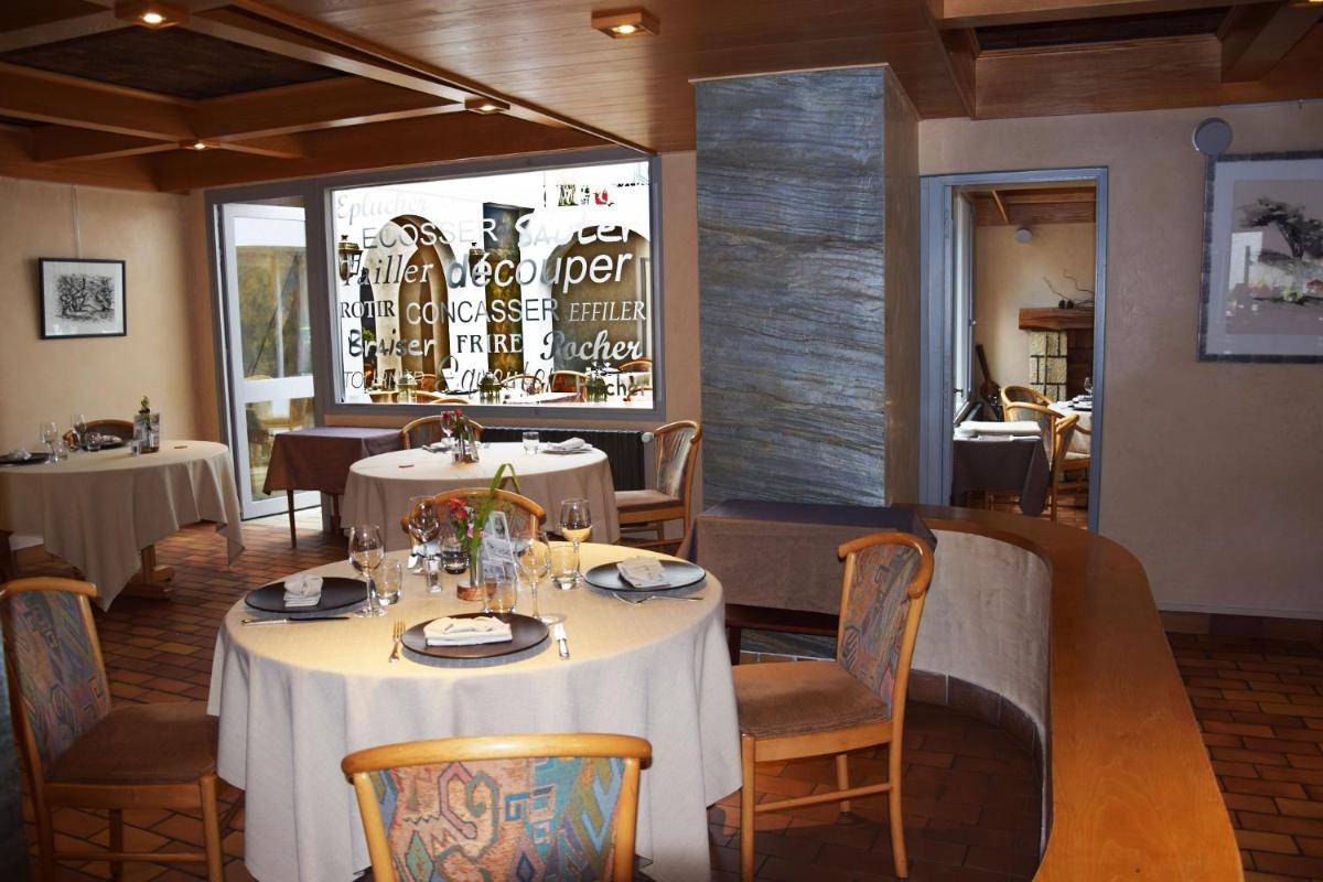 Restaurant ou autre lieu de restauration dans l'établissement Hotel le Chalet