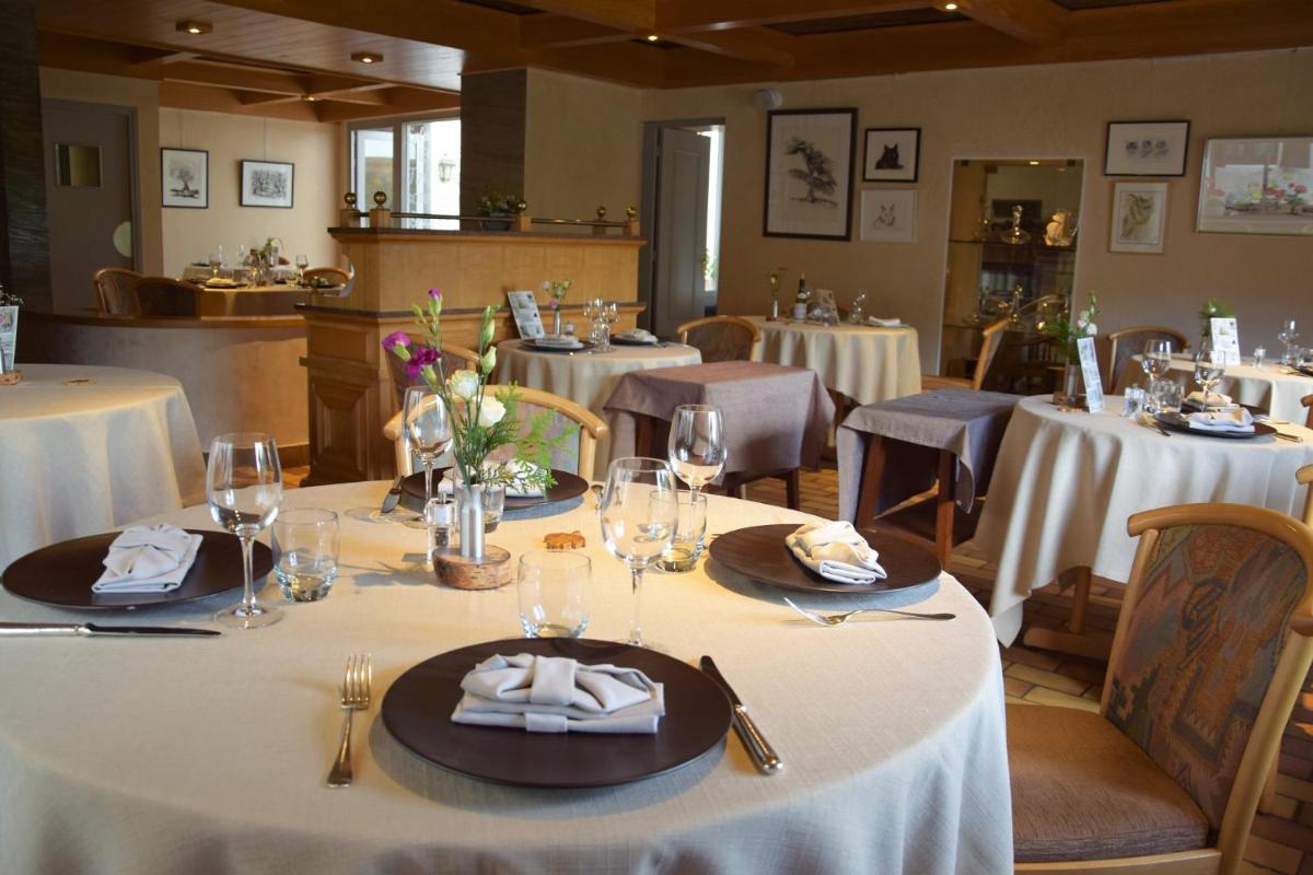 Restaurant ou autre lieu de restauration dans l'établissement Hotel le Chalet