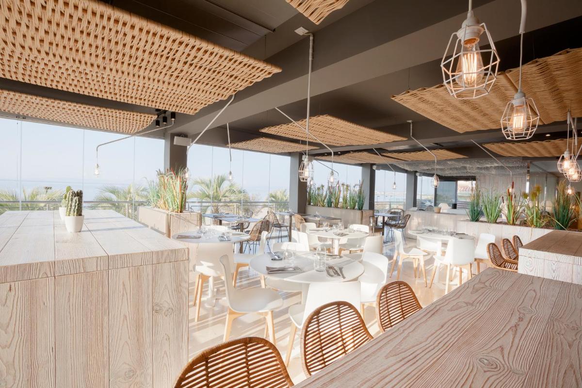 Un restaurante o sitio para comer en Hotel Maritim 4 Superior