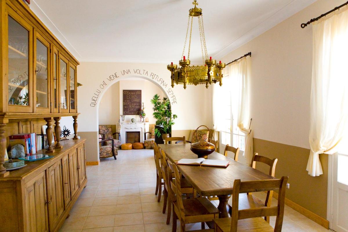 A l\'ombre du clocher - Housity