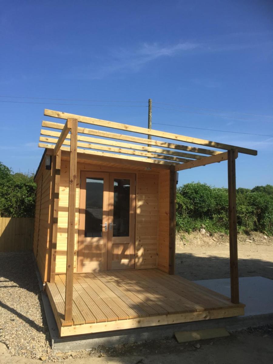 Romantic Getaway Luxury Wooden Cabin With Private Hot Tub and BBQ - Housity