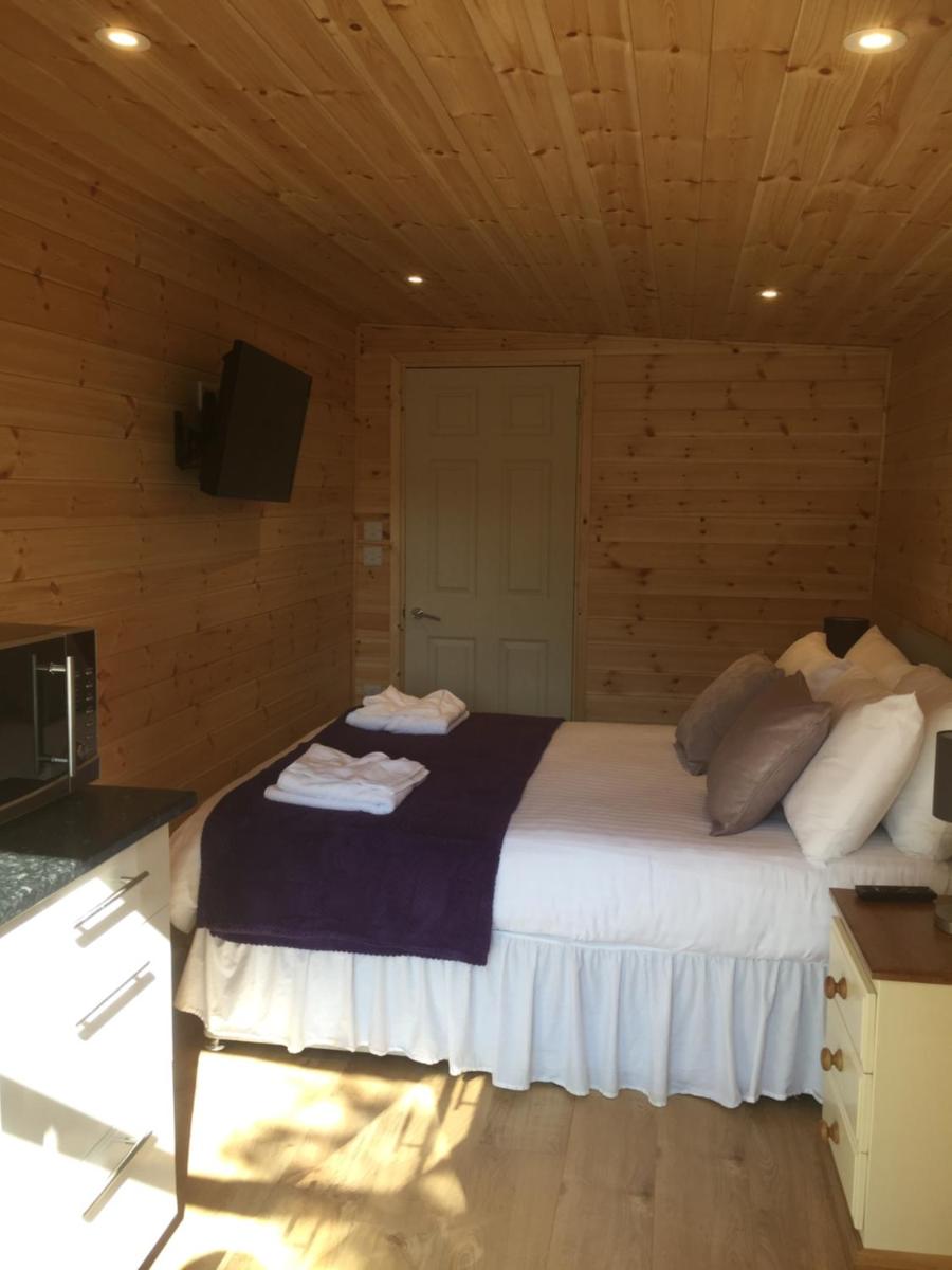 Romantic Getaway Luxury Wooden Cabin With Private Hot Tub and BBQ - Housity