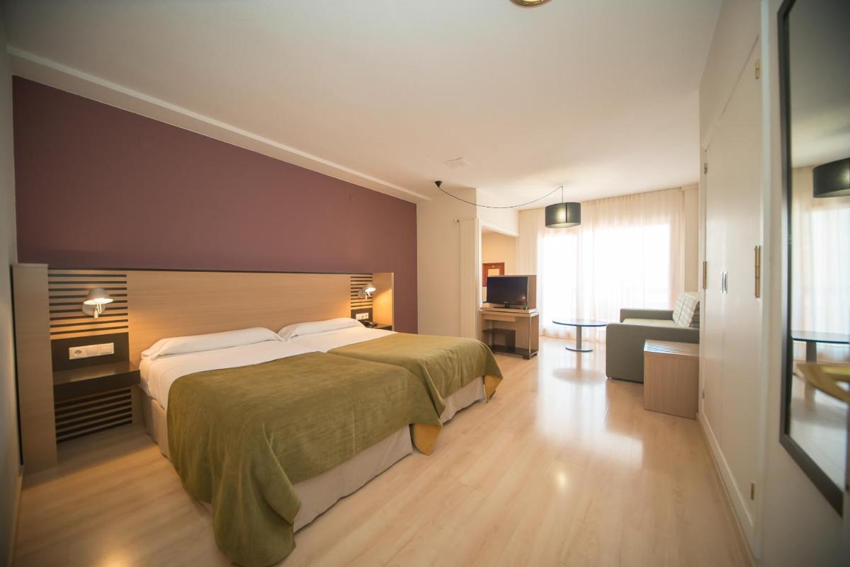 Cama o camas de una habitación en Oroel Hotel & SPA