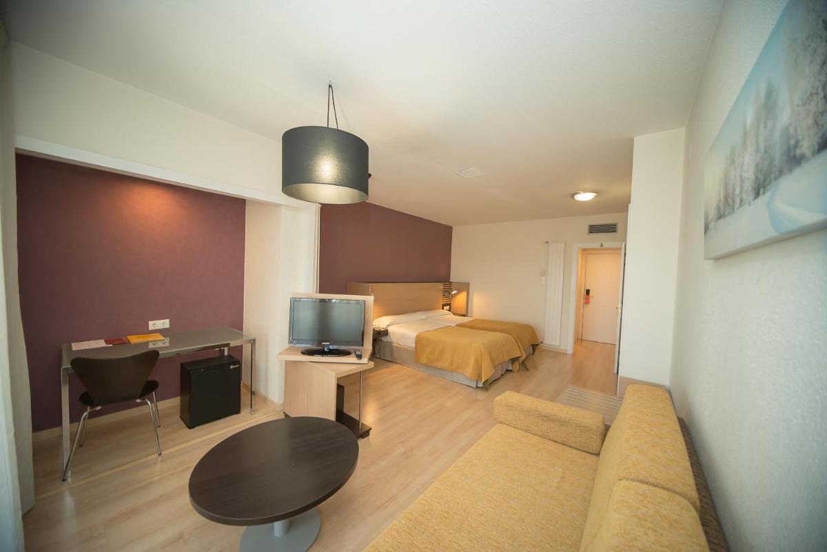 Cama o camas de una habitación en Oroel Hotel & SPA