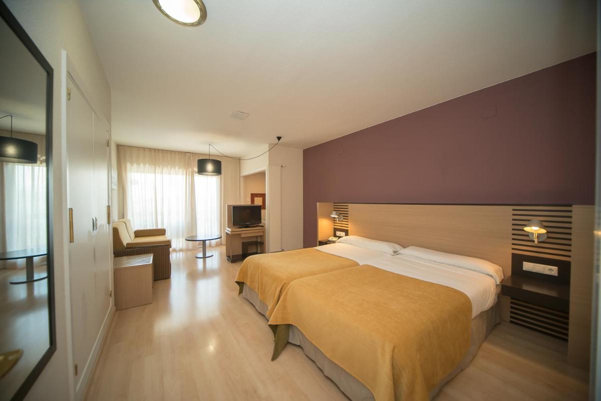 Cama o camas de una habitación en Oroel Hotel & SPA