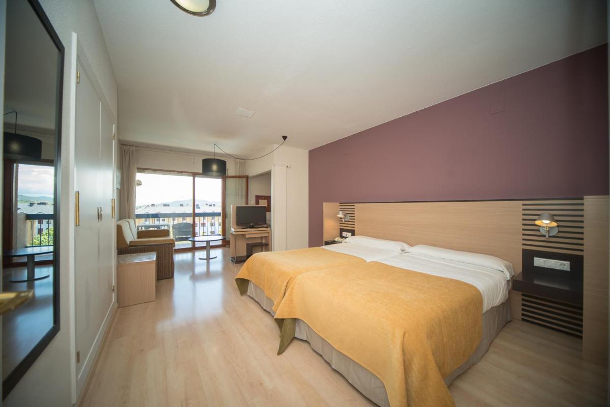 Cama o camas de una habitación en Oroel Hotel & SPA