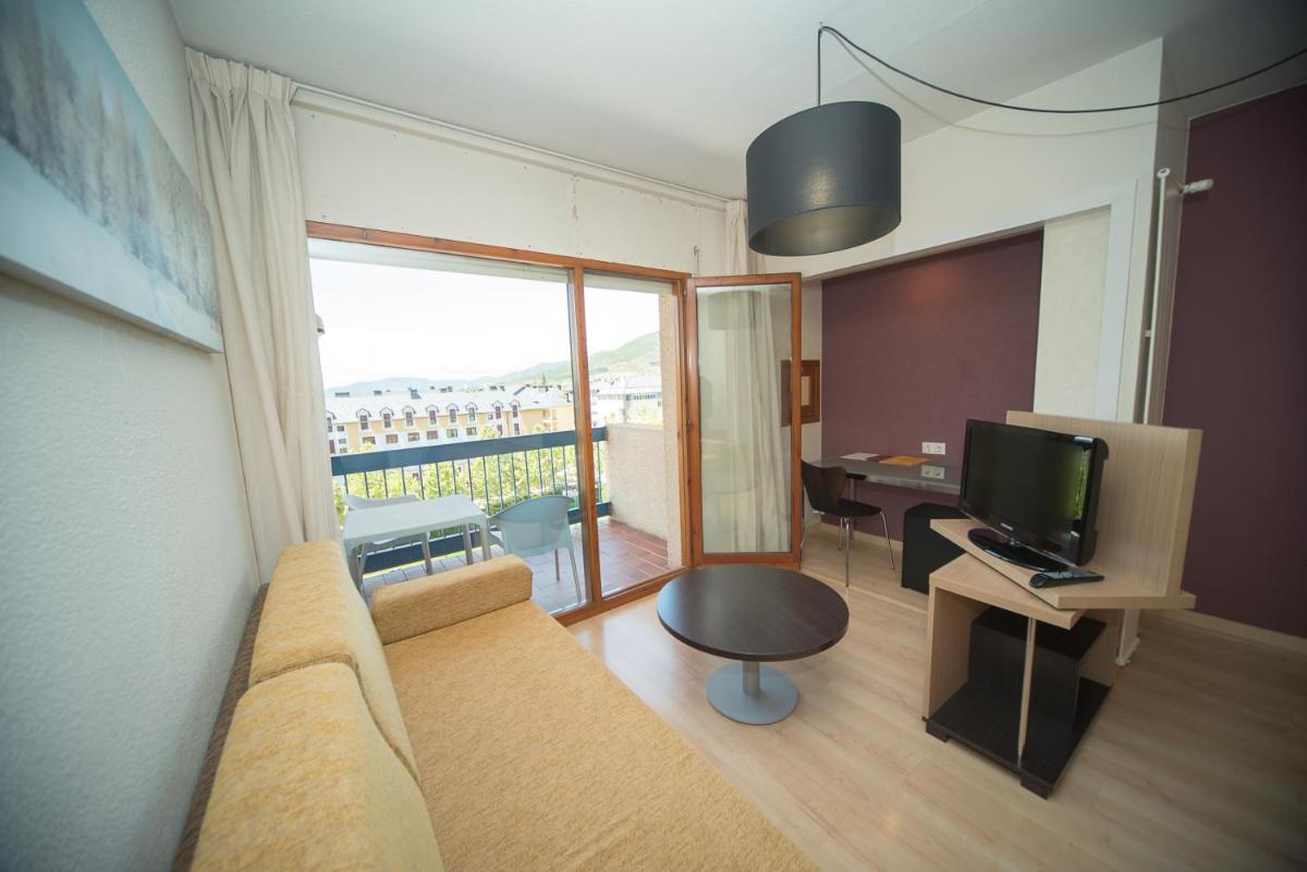 Una televisión o centro de entretenimiento en Oroel Hotel & SPA