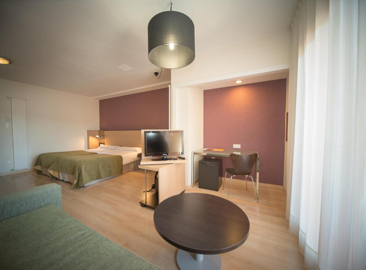 Cama o camas de una habitación en Oroel Hotel & SPA