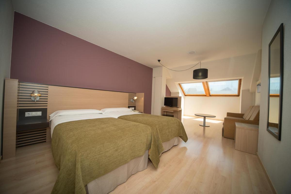 Cama o camas de una habitación en Oroel Hotel & SPA
