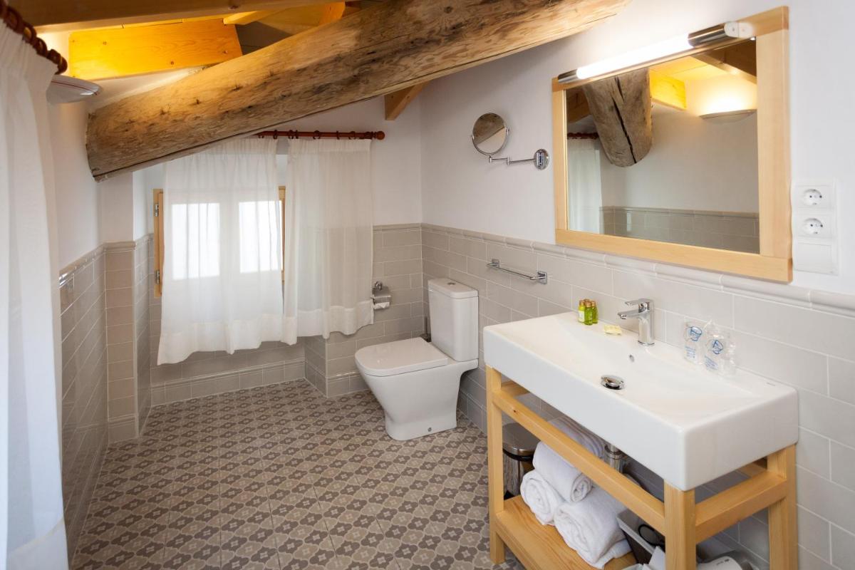 Un baño con un lavabo blanco y un inodoro. en Hotel El Guía, en Sóller