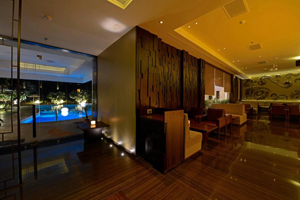 a lobby of a hotel with a table and chairs at Sun-n-Sand Mumbai Juhu Beach in Mumbai