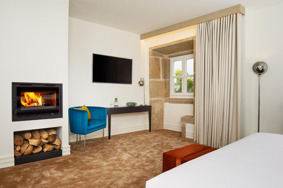 Uma televisão e/ou sistema de entretenimento em Convento do Seixo Boutique Hotel & Spa