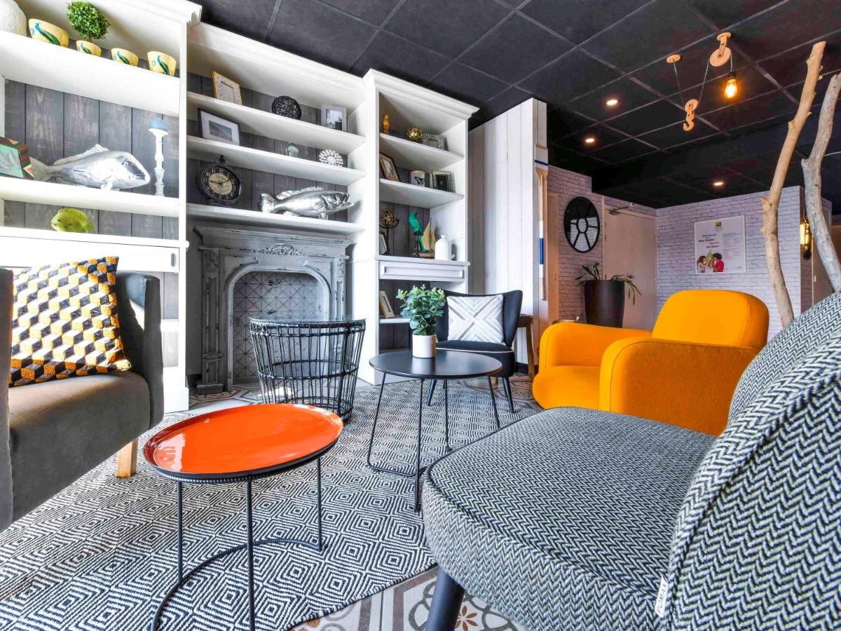 Coin salon dans l'établissement ibis styles La Rochelle Thalasso Chatelaillon