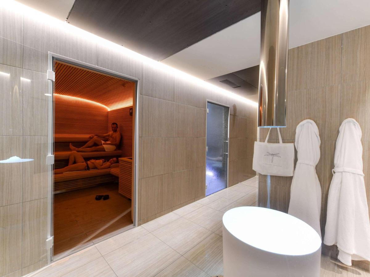 Salle de bains dans l'établissement ibis styles La Rochelle Thalasso Chatelaillon