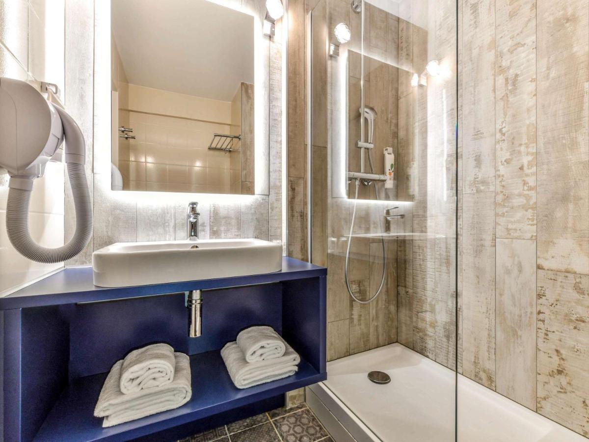 Salle de bains dans l'établissement ibis styles La Rochelle Thalasso Chatelaillon