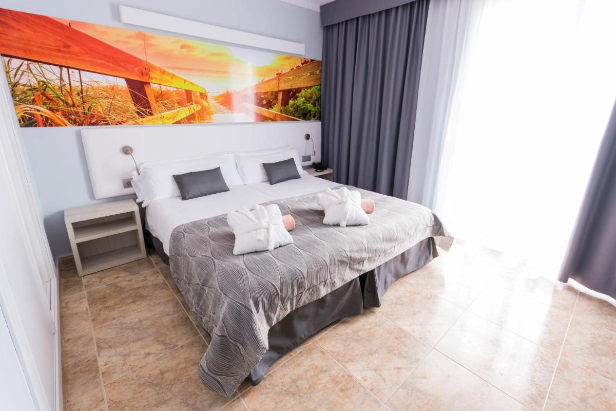 Un dormitorio con una cama con dos almohadas encima. en Hotel Bahia del Sol, en Santa Ponsa 29 fotos más