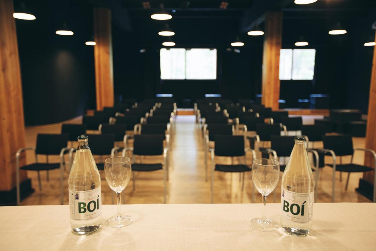 una fila de copas de vino sentadas en una mesa en una habitación en Hotel Manantial, en Caldes de Boí 91 fotos más