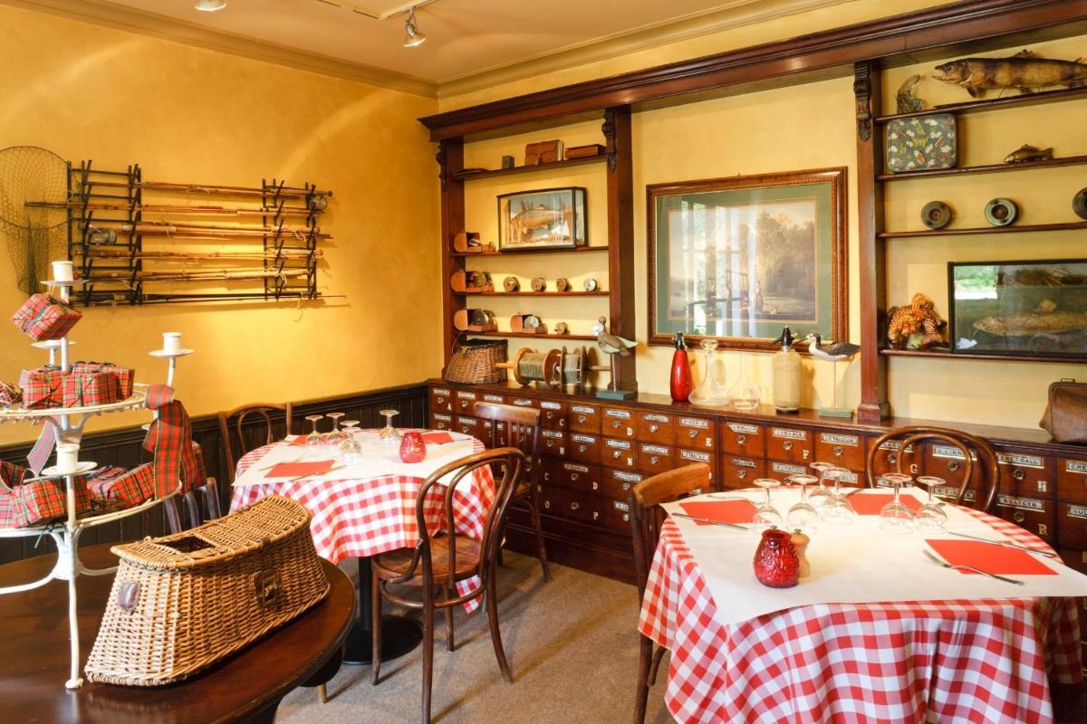 Restaurant ou autre lieu de restauration dans l'établissement Chateau De Germigney