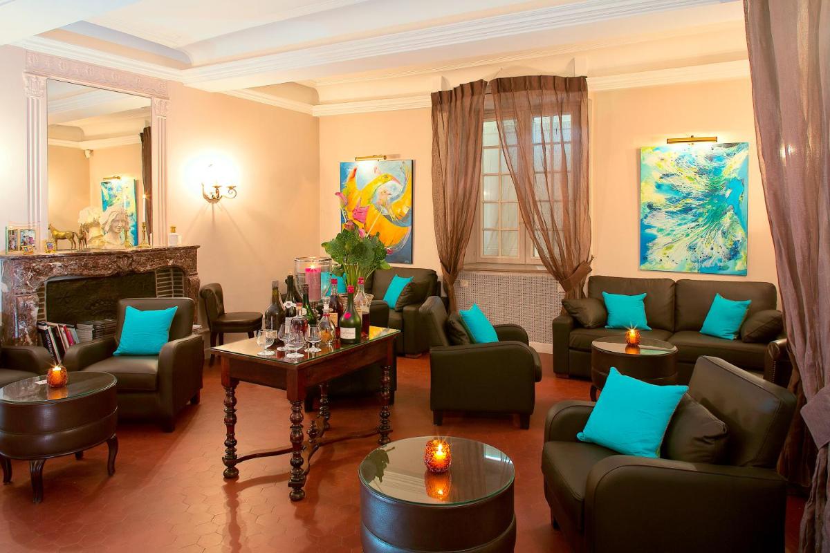 - un salon avec des canapés, des chaises et une cheminée dans l'établissement Château de Fleurville & Spa, à Fleurville 30 autres photos