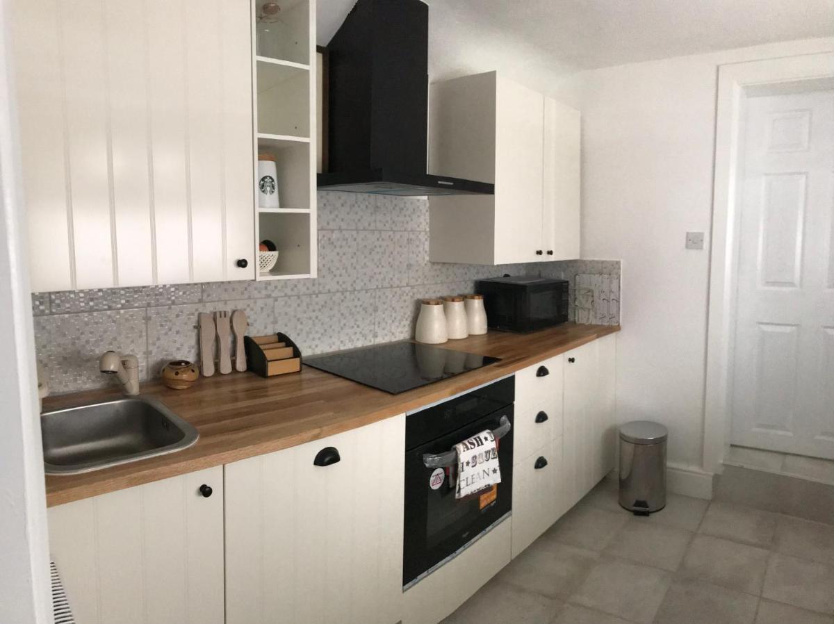 BEAUTIFUL HOME, 3 BEDROOM HOUSE near Alton Towers, Wedgwood museum, Universities - Housity