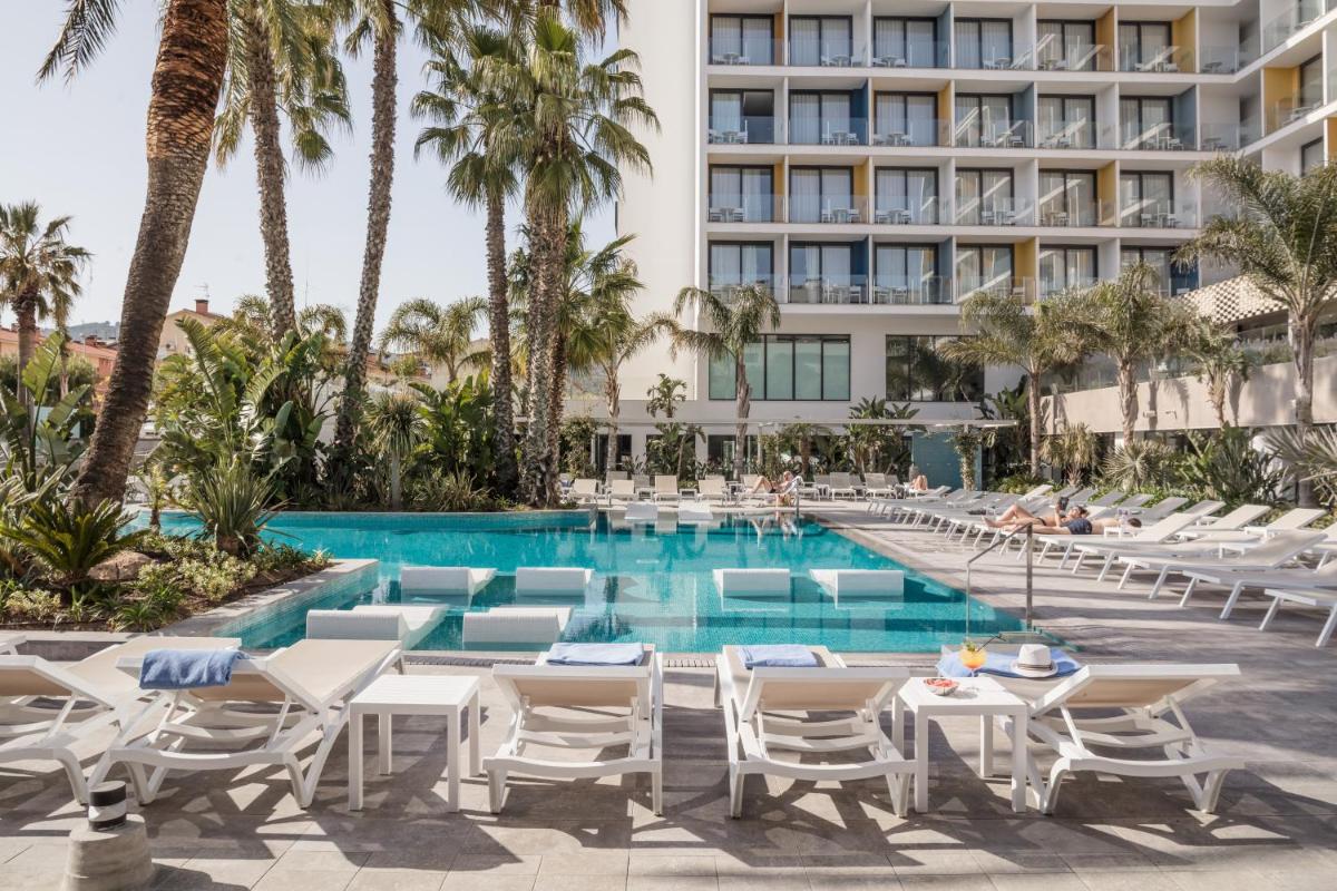 una imagen de la piscina del resort en AQUA Hotel Silhouette & Spa - Adults Only, en Malgrat de Mar