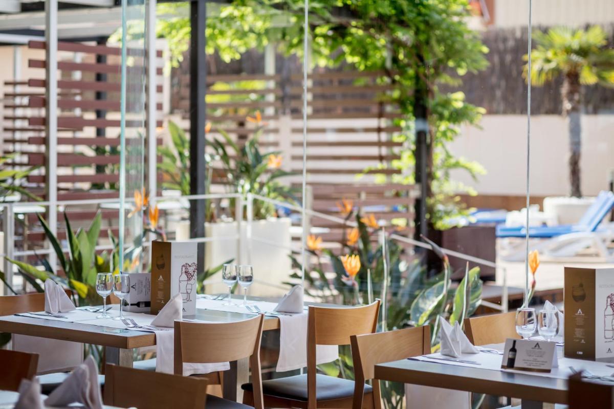 Un restaurante o sitio para comer en AQUA Hotel Promenade & Spa 4Sup