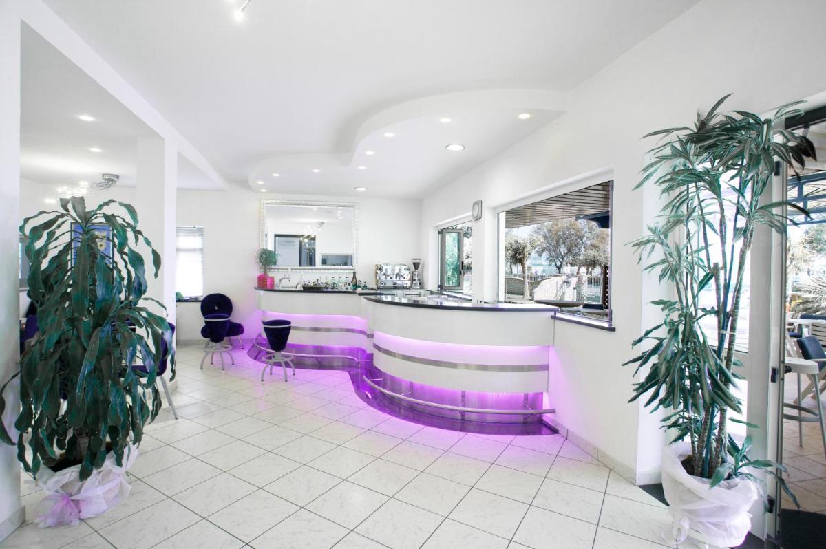 Hotel Blues - Housity