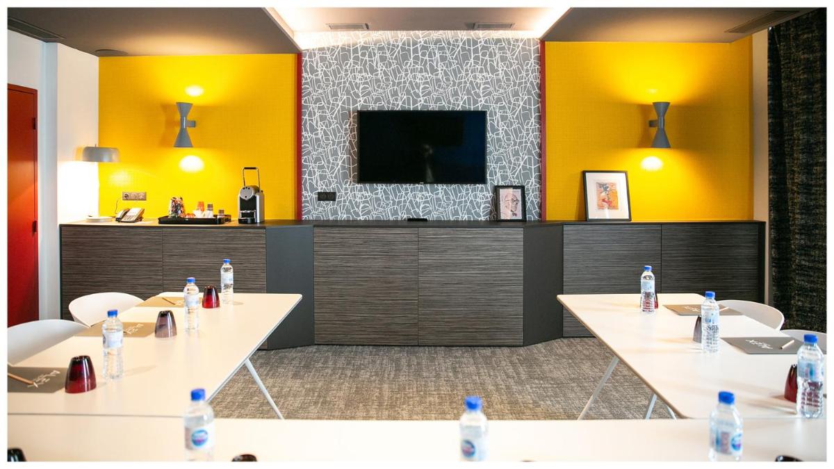 Télévision ou salle de divertissement dans l'établissement Alex Hotel & Spa