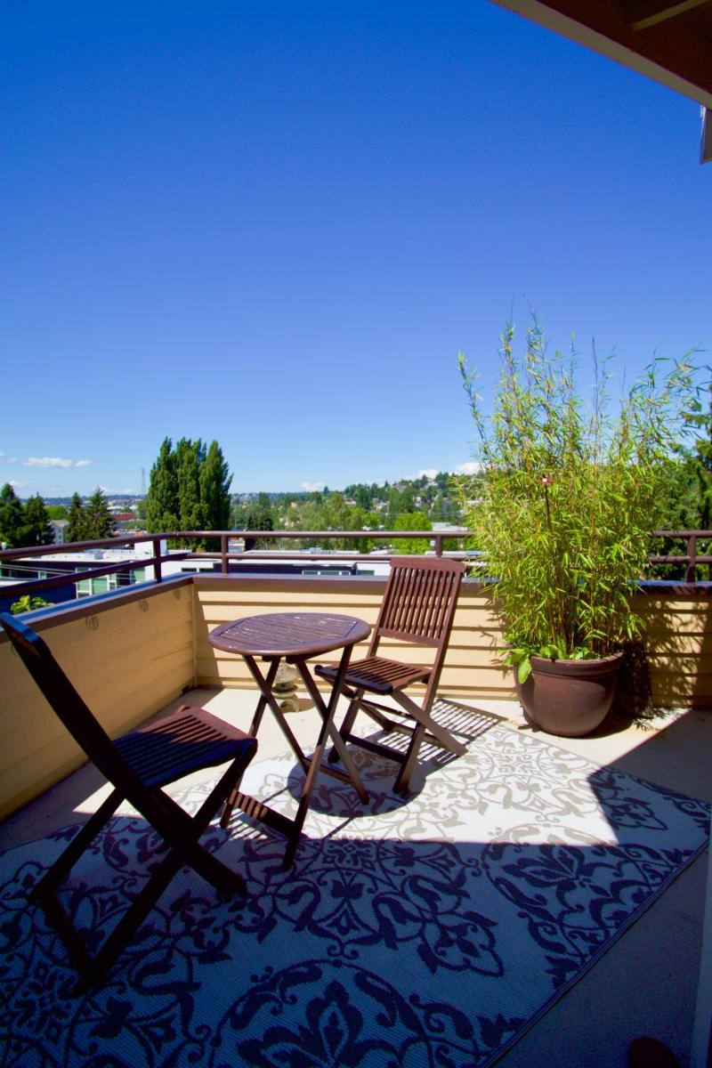 Comfort and Grace Perched on Queen Anne Hill - Housity