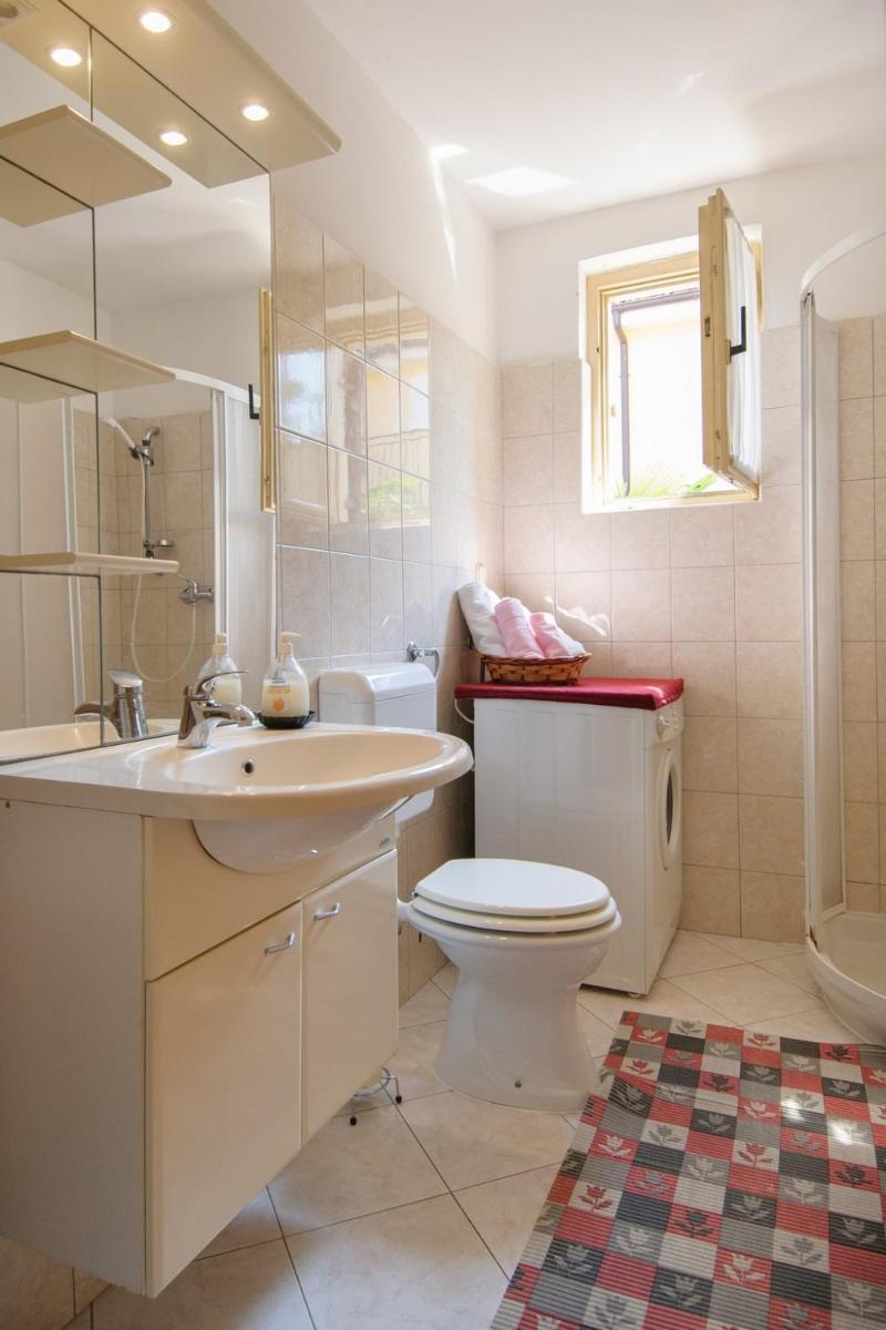 Apartments Nives - Housity