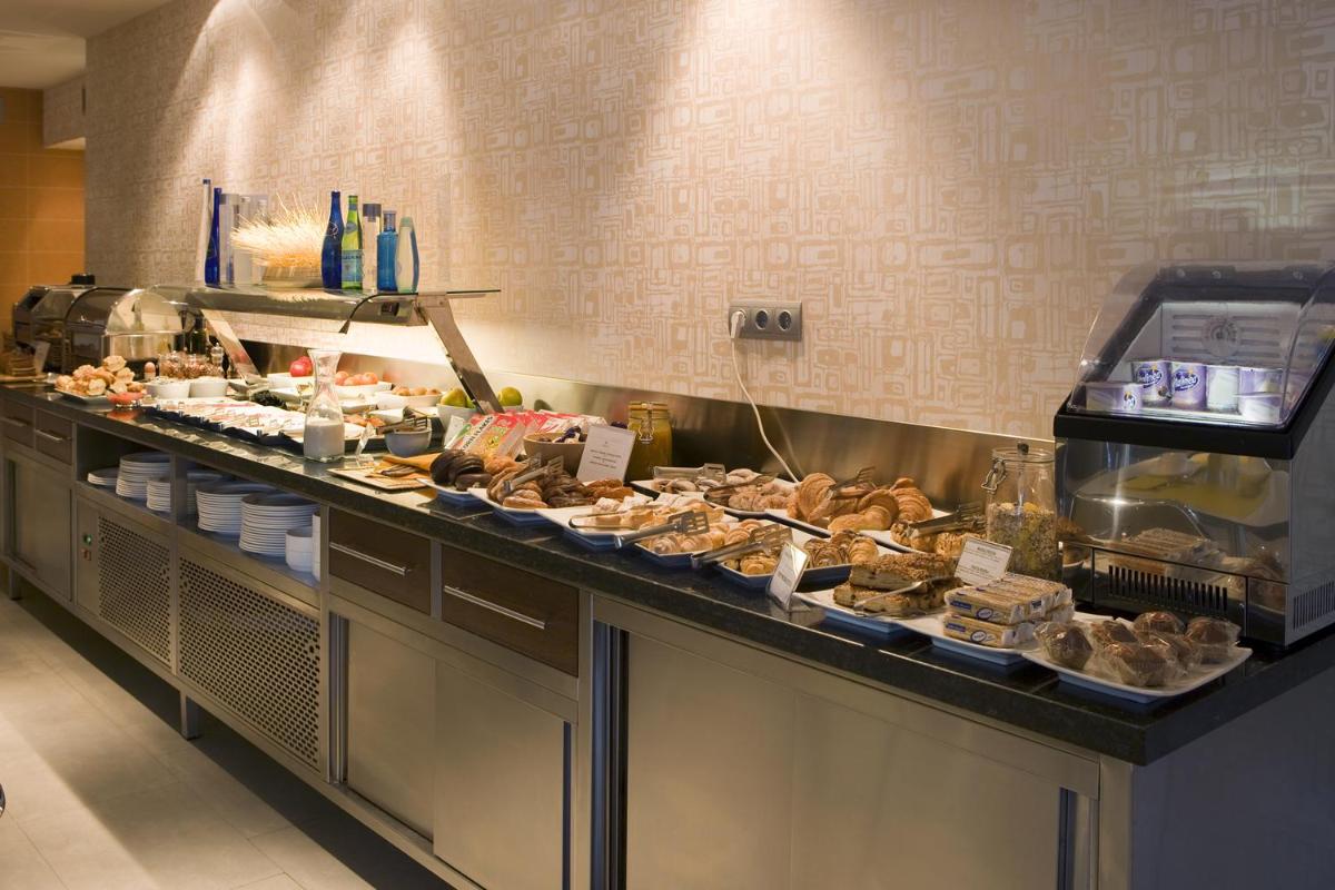 Comida en o cerca de este hotel