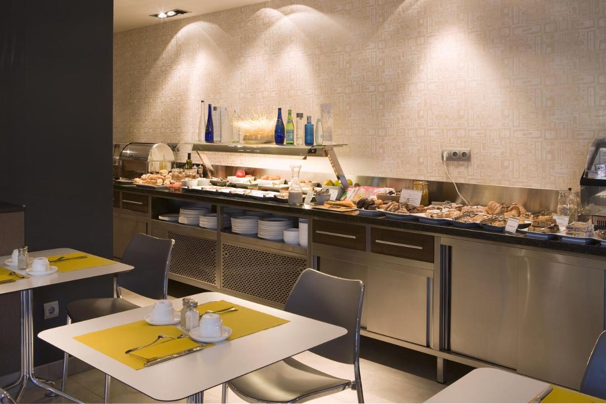 Comida en o cerca de este hotel