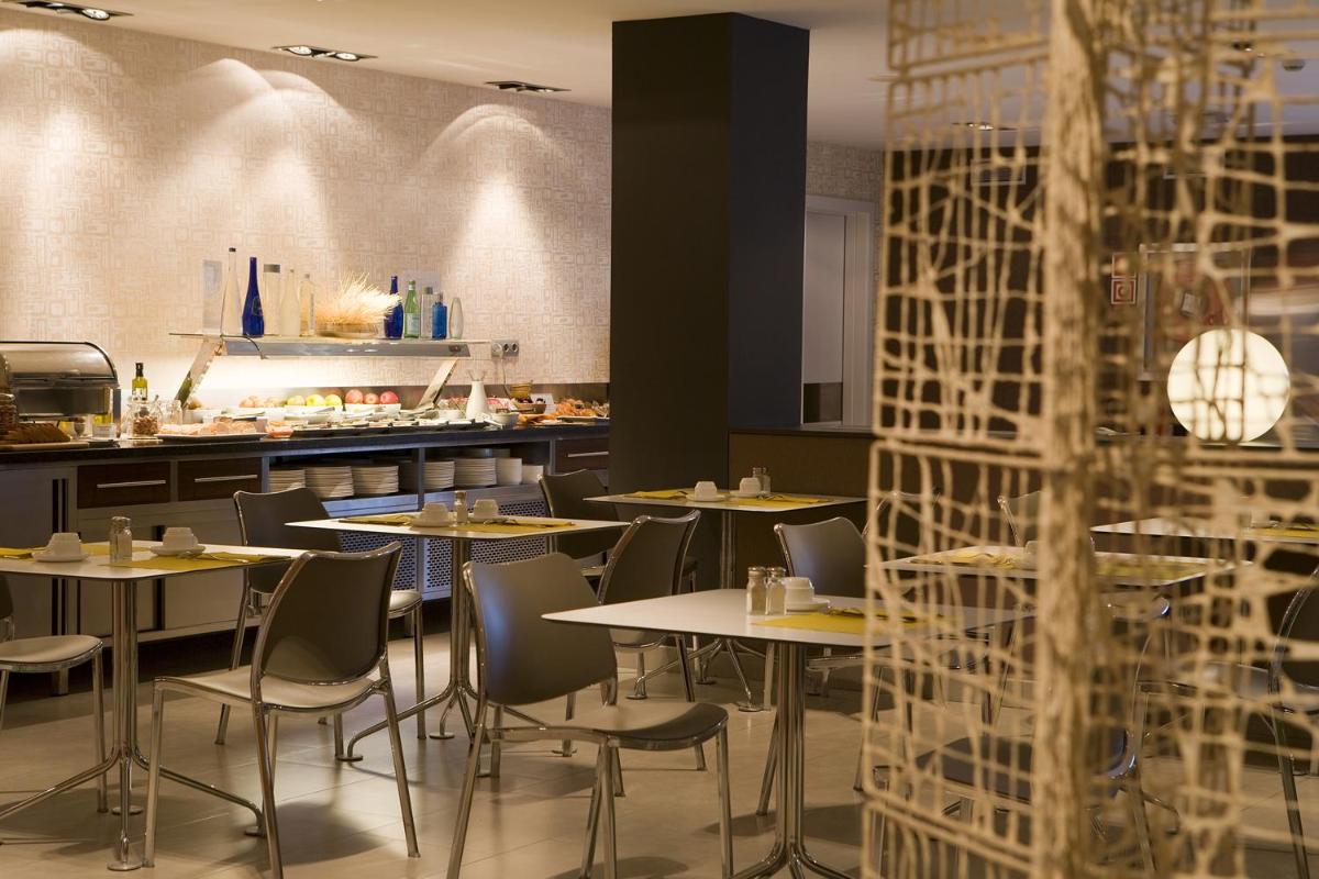 Un restaurante o sitio para comer en Magnolia Hotel - Adults Only