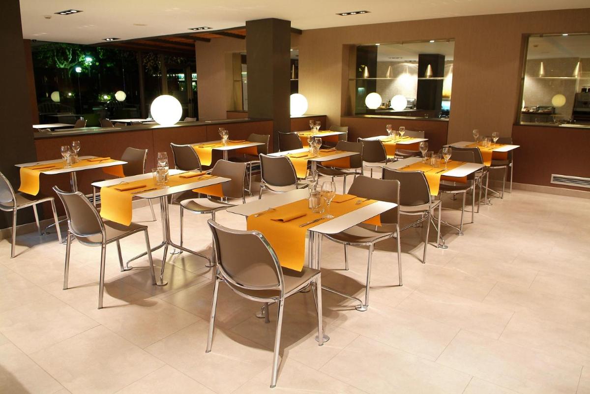 Un restaurante o sitio para comer en Magnolia Hotel - Adults Only