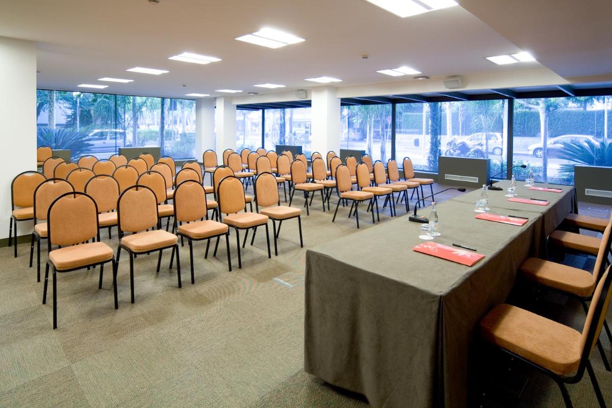 una sala de conferencias con una mesa larga y sillas en Magnolia Hotel - Adults Only, en Salou 47 fotos más