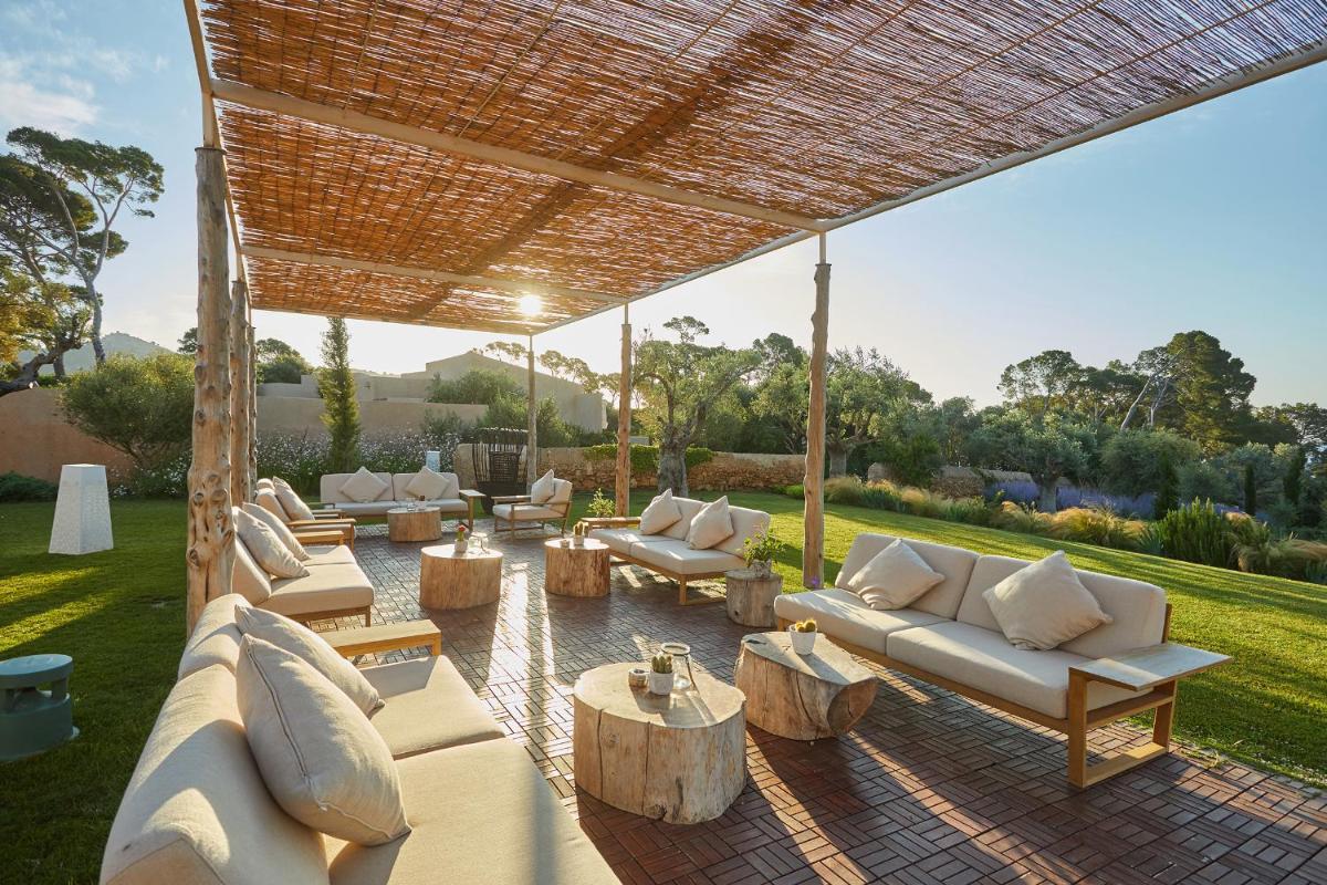 un patio al aire libre con sofás y mesas blancos en Pleta de Mar, Grand Luxury Hotel by Nature - Adults Only, en Canyamel