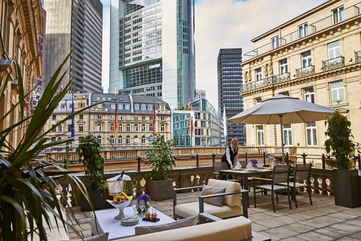 Ein Balkon oder eine Terrasse in der Unterkunft Steigenberger Icon Frankfurter Hof Ein Balkon oder eine Terrasse in der Unterkunft Steigenberger Icon Frankfurter Hof