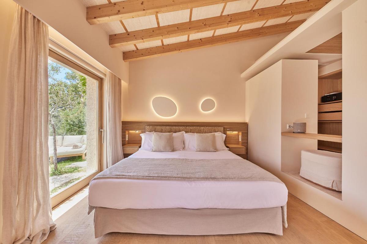 Un dormitorio con una cama grande y una ventana grande. en Pleta de Mar, Grand Luxury Hotel by Nature - Adults Only, en Canyamel