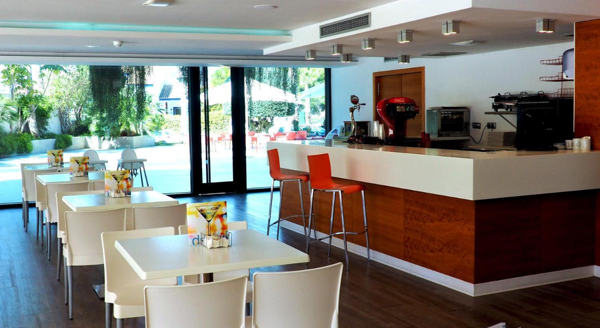 Un restaurante o sitio para comer en Hotel Deloix 4* Sup
