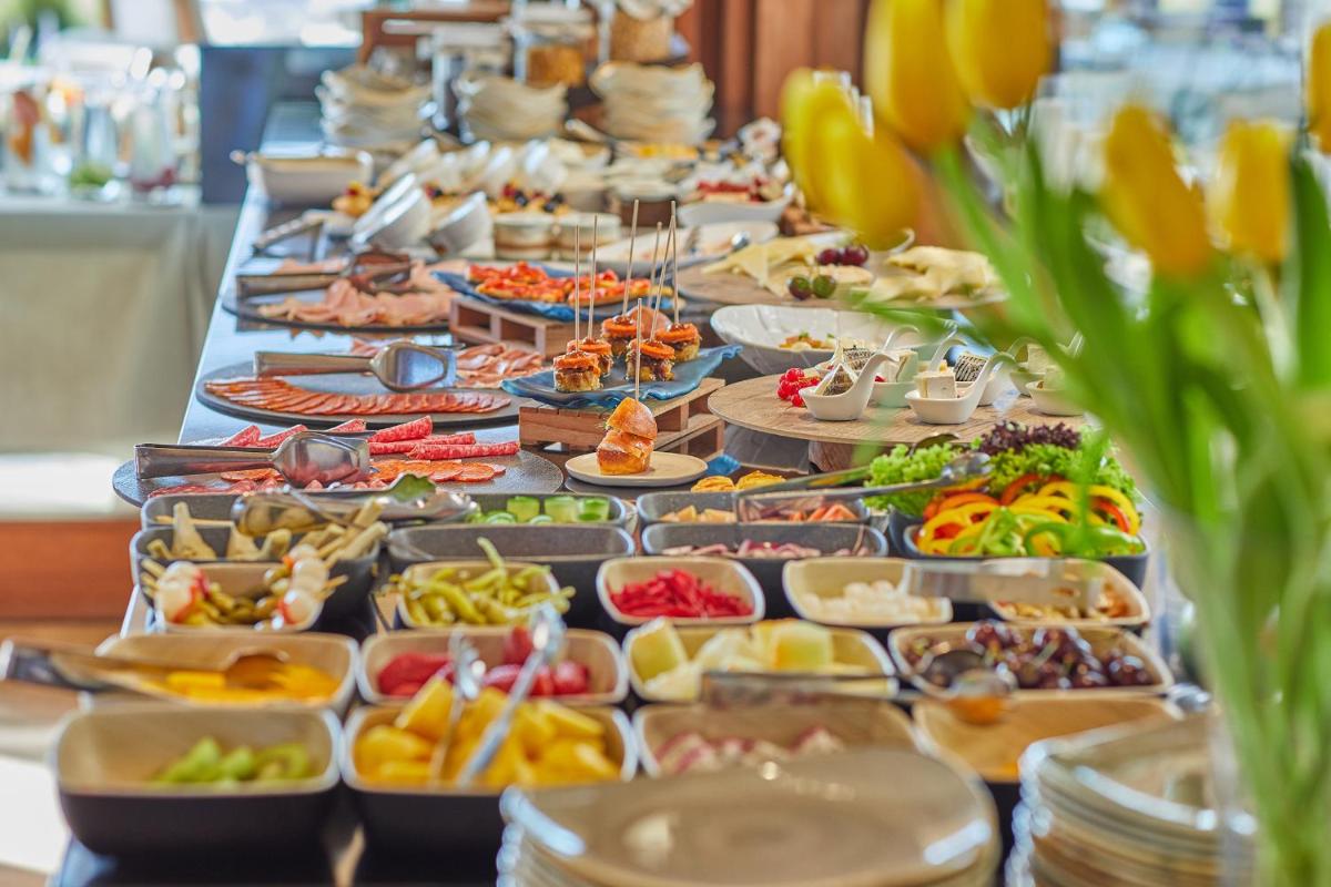 Comida en o cerca de este hotel