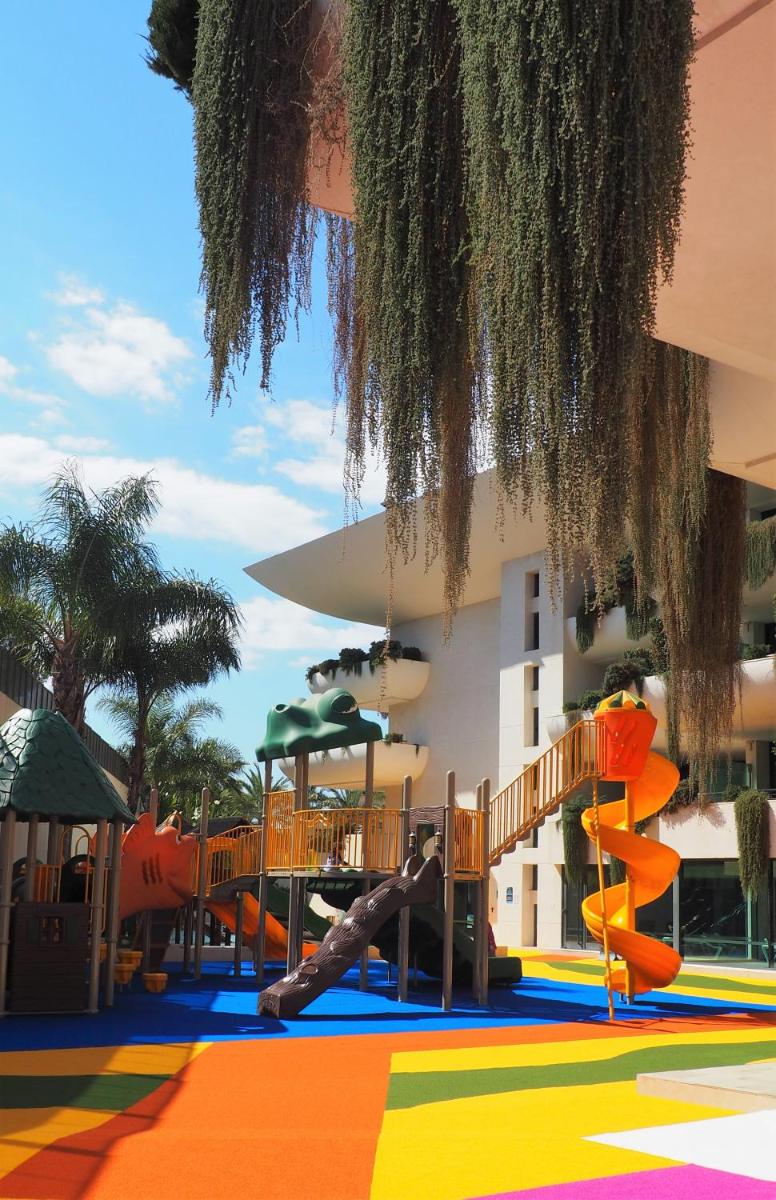 un parque infantil en un edificio con tobogán en Hotel Deloix 4* Sup, en Benidorm