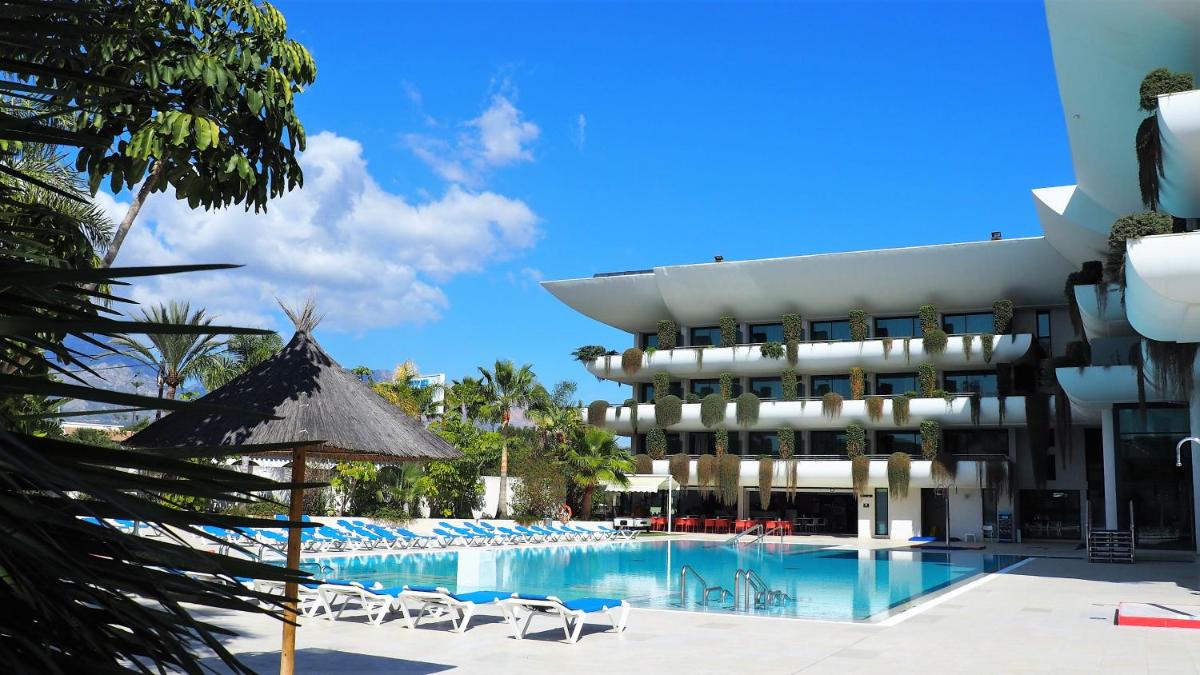 un hotel con piscina frente a un edificio en Hotel Deloix 4* Sup, en Benidorm