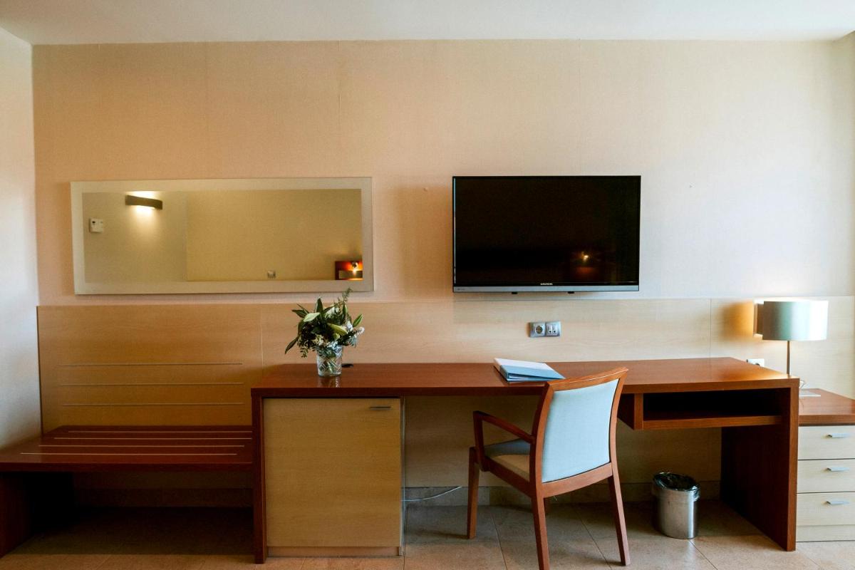 Una televisión o centro de entretenimiento en Hotel Deloix 4* Sup