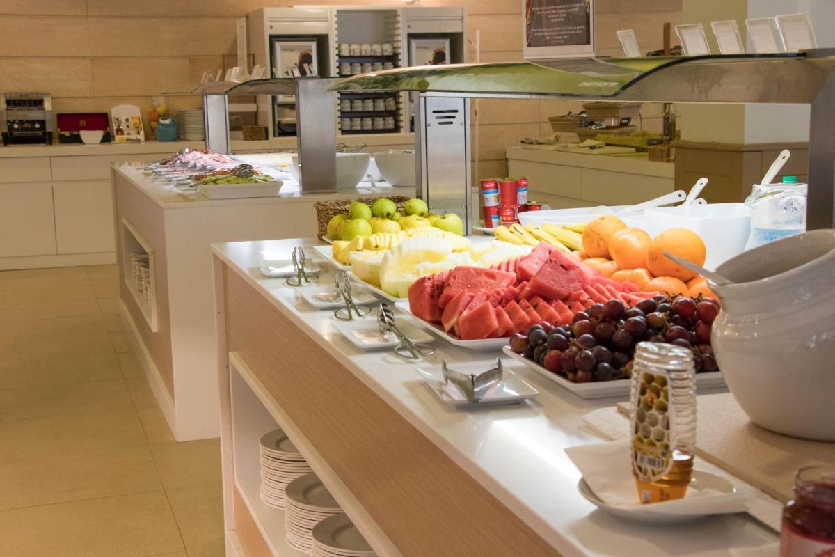 Comida en o cerca de este apartahotel