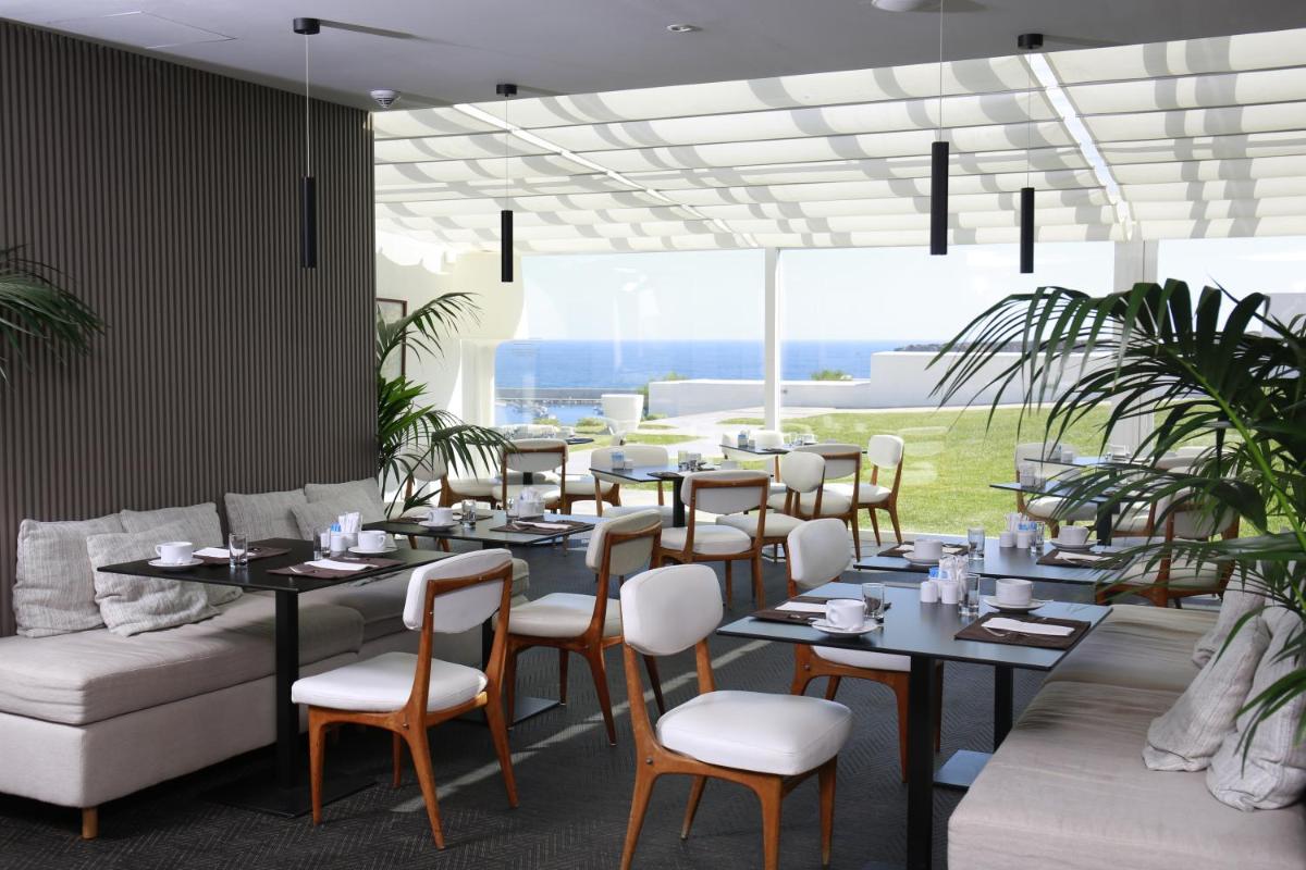 Uma área de estar em Memmo Baleeira - Design Hotels