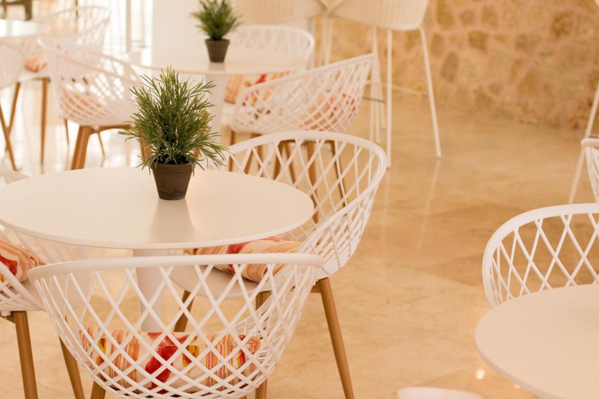 Un restaurante o sitio para comer en Houm Plaza Son Rigo