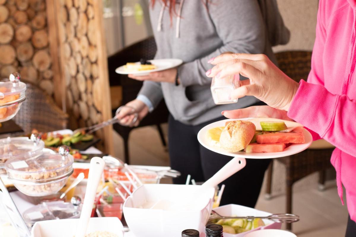 Comida en o cerca de este apartahotel