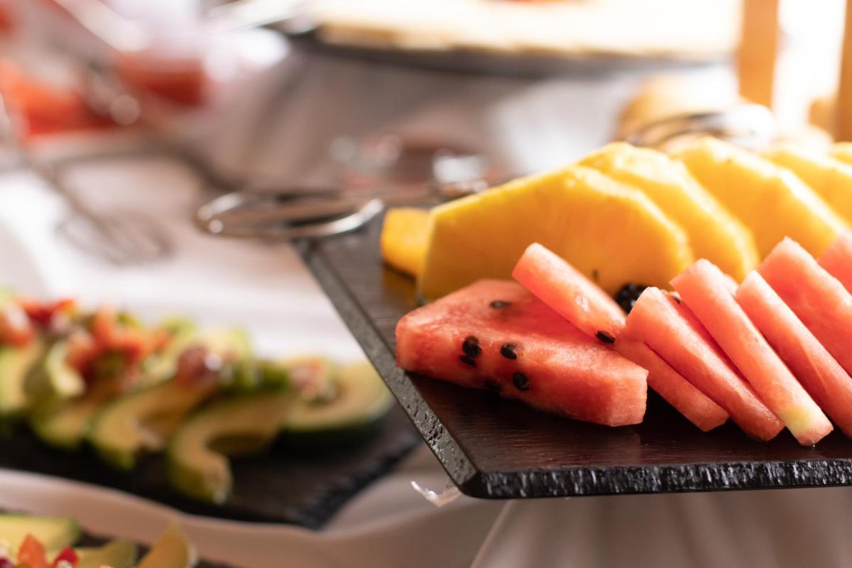 Comida en o cerca de este apartahotel