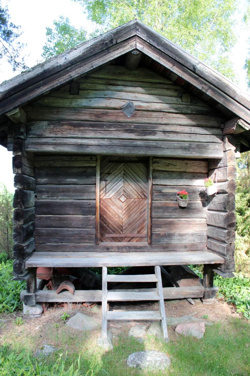 Bo primitivt i härbret på Oklagård - Housity
