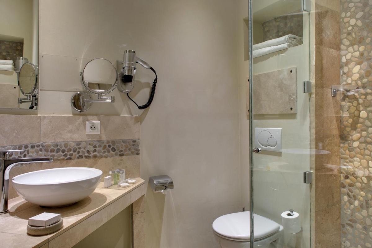 Salle de bains dans l'établissement Maison Bérard Hôtel - Restaurant - Spa